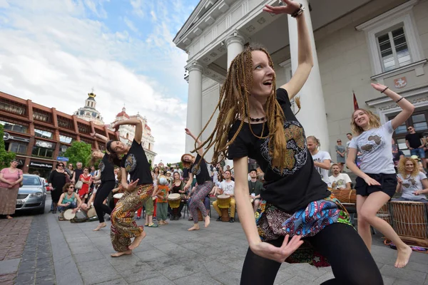 Músicos tocam bateria e dança — Fotografia de Stock