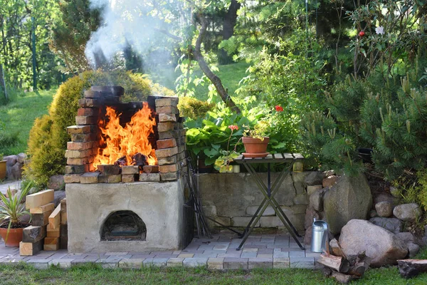 Ogień w barbecue-grill — Zdjęcie stockowe