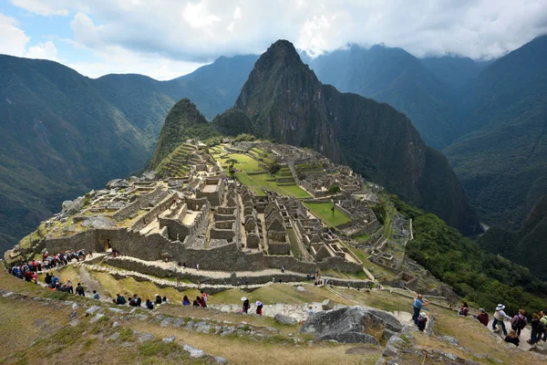 นักท่องเที่ยวเดินใน Machu Picchu เว็บไซต์ — ภาพถ่ายสต็อก
