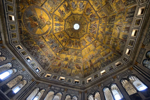 Interiören i Florens baptisteriet — Stockfoto