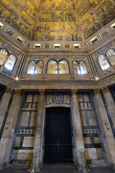 Interiören i Florens baptisteriet — Stockfoto