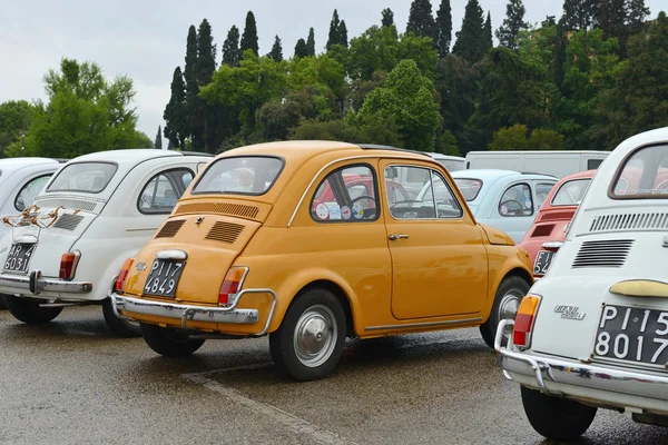 Italienische Autos Fiat 500 — Stockfoto