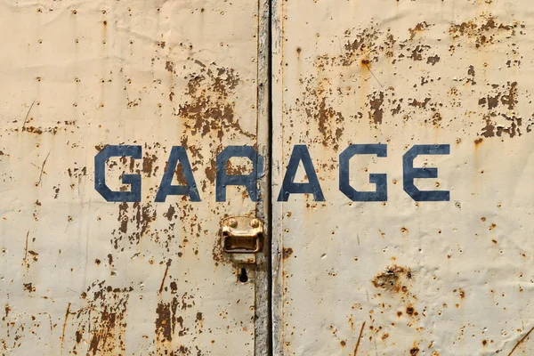 Vieilles portes de garage rouillées — Photo