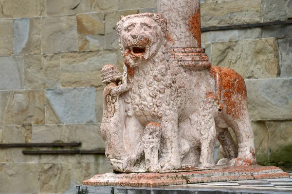 Львиная скульптура в городе Бергамо — стоковое фото