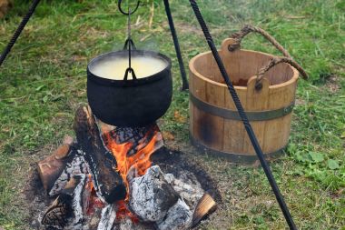 Ateşte yemek pişirmek.