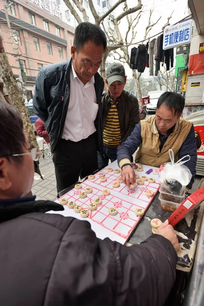 As pessoas jogam xadrez chinês em uma rua — Fotografia de Stock