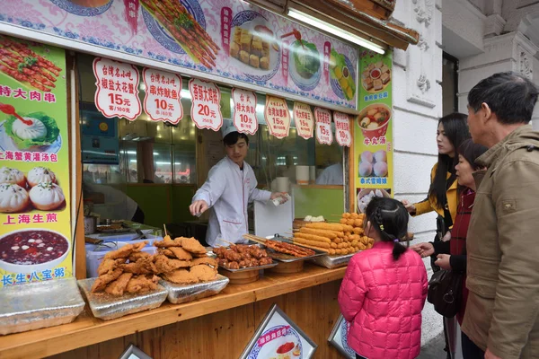 Povo chinês comercializa comida tradicional — Fotografia de Stock