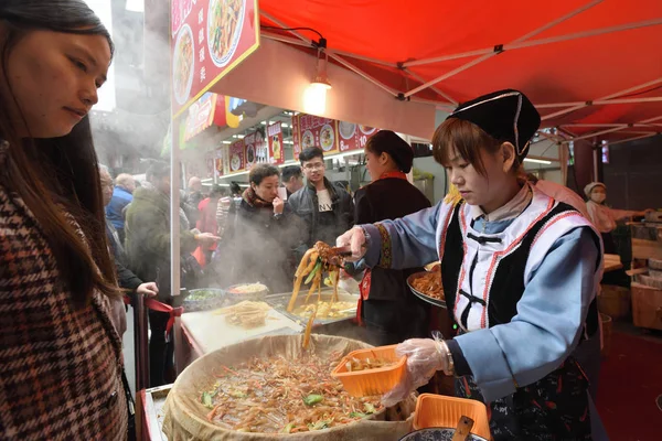 Il popolo cinese commercia cibo tradizionale — Foto Stock