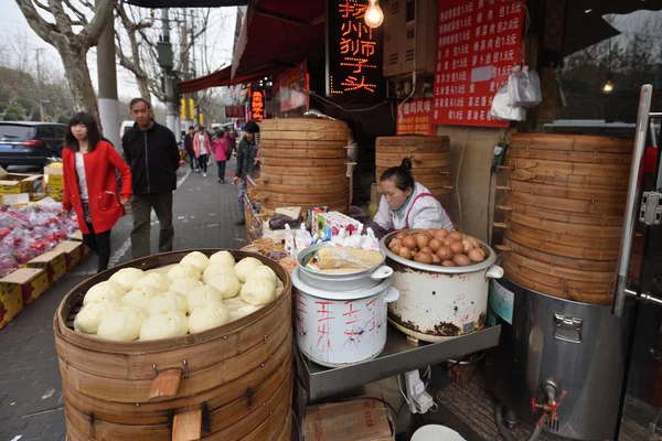 Povo chinês comercializa comida tradicional — Fotografia de Stock