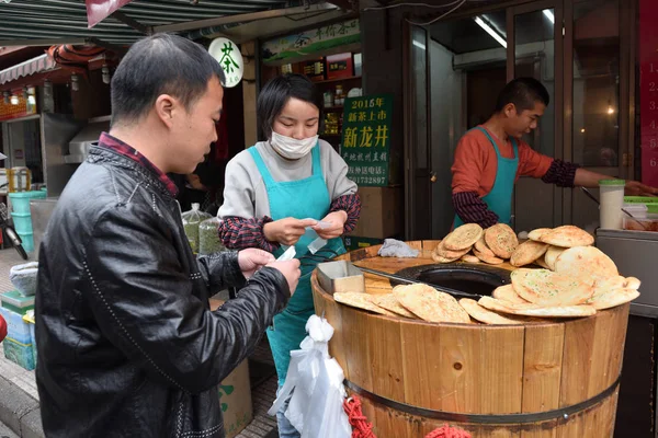Les Chinois commercent la nourriture traditionnelle — Photo