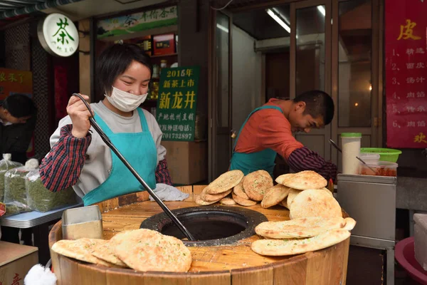 Povo chinês comercializa comida tradicional — Fotografia de Stock
