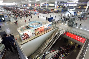 Hongqiao tren istasyonunda bekleyen yolcular