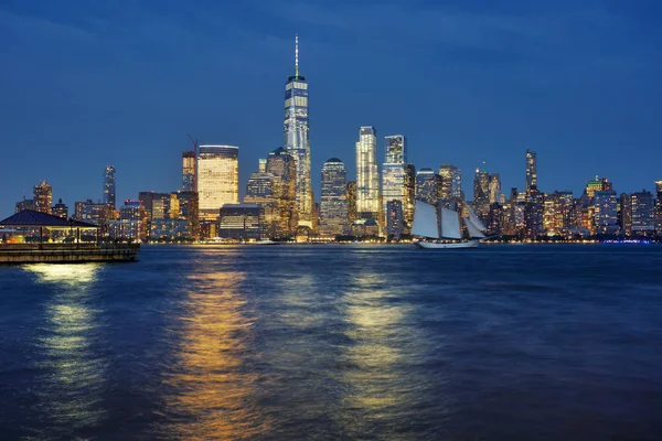 Манхэттен Skyline в вечернее время, Нью-Йорк — стоковое фото