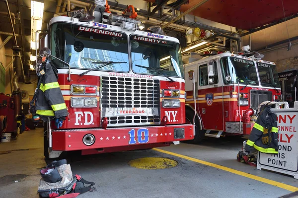 Camión de bomberos estacionado en la estación de bomberos —  Fotos de Stock
