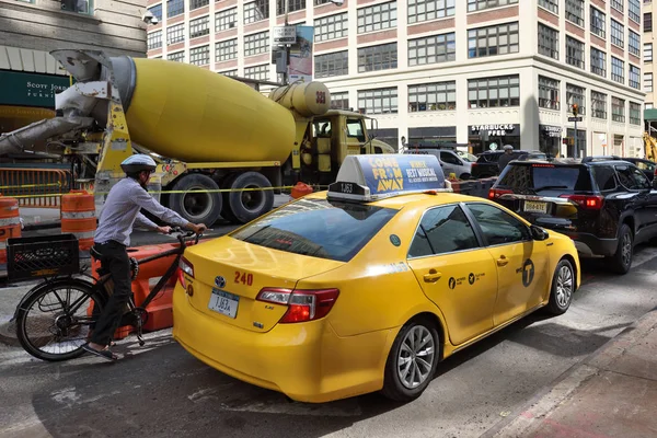 Taxi amarillo en la calle en Manhattan — Foto de Stock