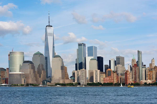 Manhattan siluetinin hudson Nehri üzerinde