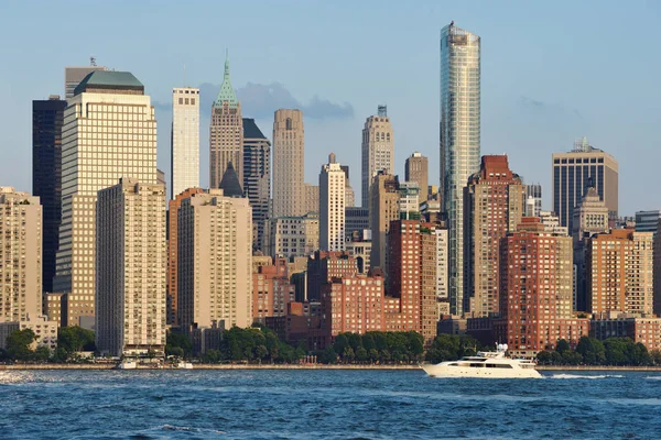 Manhattan Skyline sobre el río Hudson — Foto de Stock
