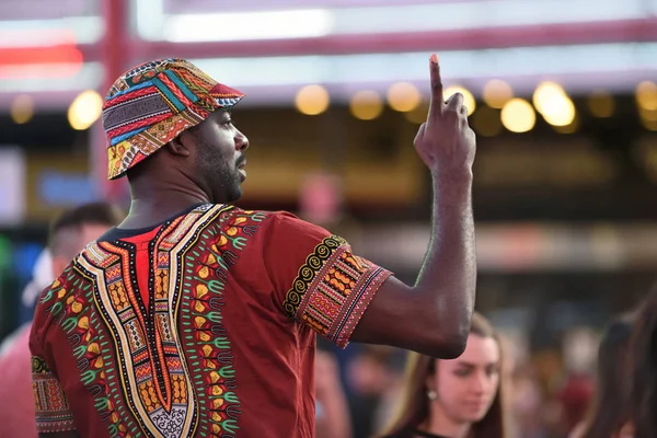 İnsanlar Times Meydanı Manhattan'nda