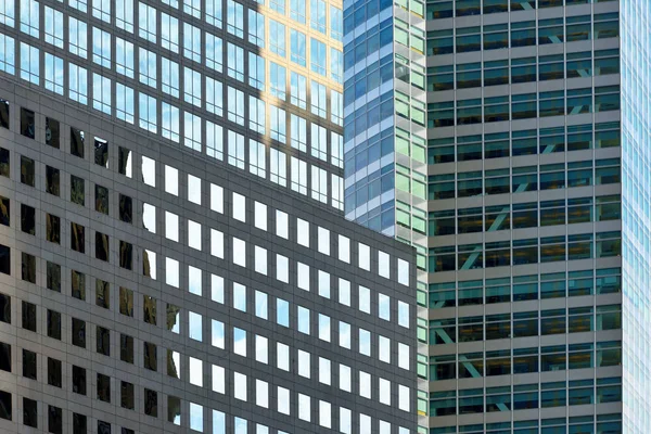 Edifícios de escritórios refletindo — Fotografia de Stock