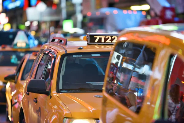 Times Meydanı Manhattan'nda sarı taksi