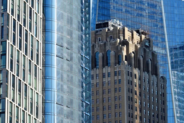 Edifícios de escritórios refletindo — Fotografia de Stock