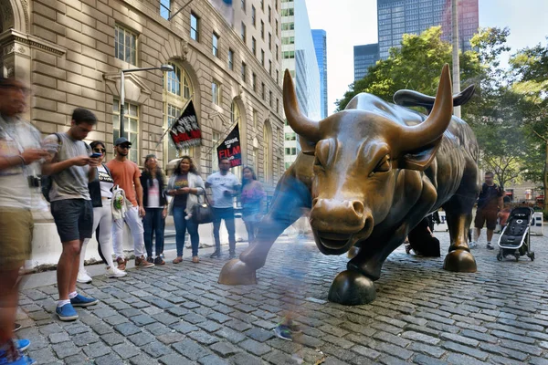 Атакующий бык в Нижнем Манхэттене — стоковое фото