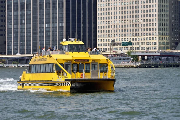 Нью-Йорк водне таксі на річці Гудзон — стокове фото
