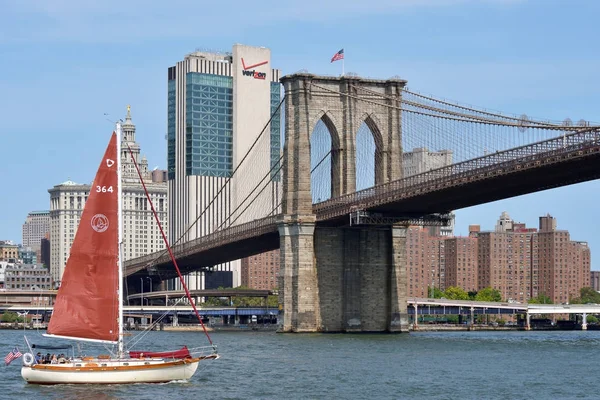 Barco bajo el puente de Brooklyn, Nueva York — Foto de Stock