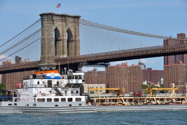 Tekne Brooklyn Köprüsü'nün altında