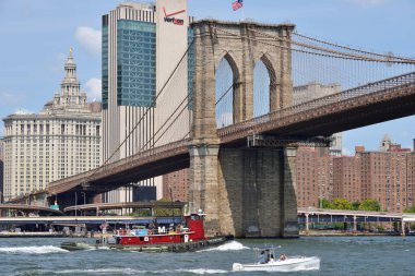 Brooklyn Köprüsü'nün altında tekneler