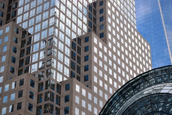 Edifícios de escritórios Reflecting, NYC — Fotografia de Stock