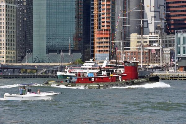 Barcos em East River, Nova Iorque — Fotografia de Stock