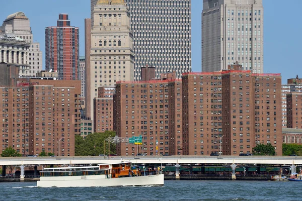 イースト川、ニューヨーク市でのボート — ストック写真