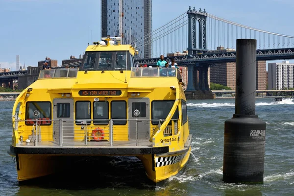 纽约州哈得逊河的水上出租车 — 图库照片