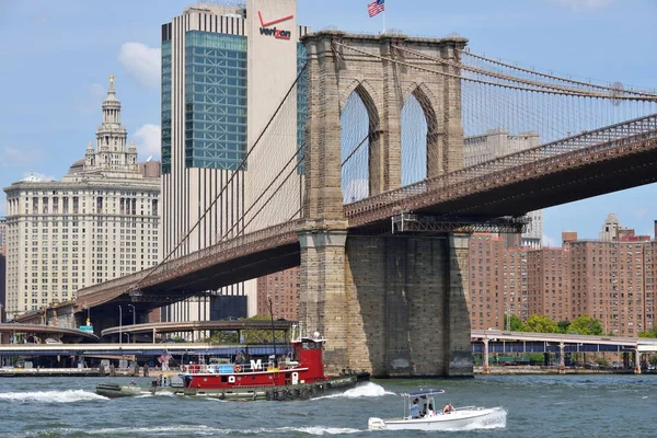 Barcos bajo el puente de Brooklyn — Foto de Stock