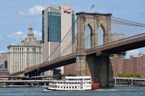 Barco bajo el puente de Brooklyn — Foto de Stock