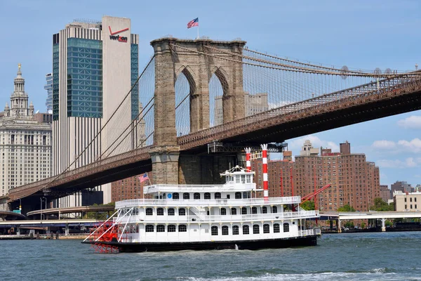 Barco bajo el puente de Brooklyn — Foto de Stock