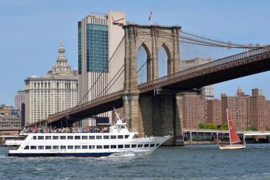 Brooklyn Köprüsü'nün altında tekneler