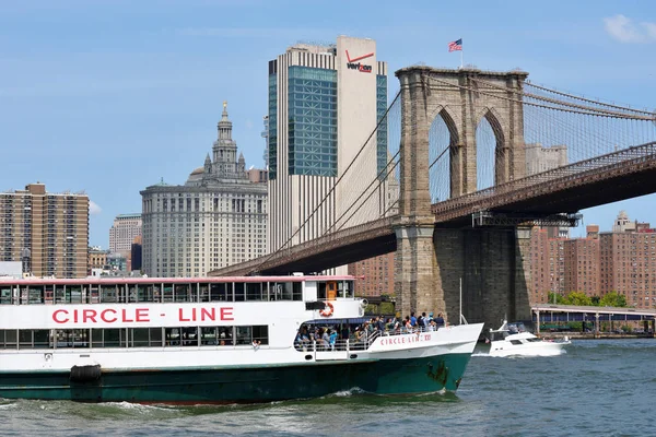 Båtar under Brooklyn Bridge — Stockfoto