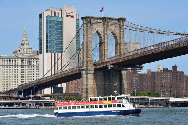 Barco bajo el puente de Brooklyn — Foto de Stock
