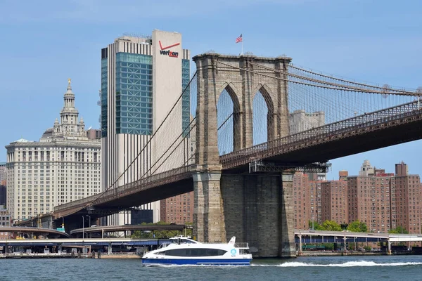 Barco bajo el puente de Brooklyn — Foto de Stock