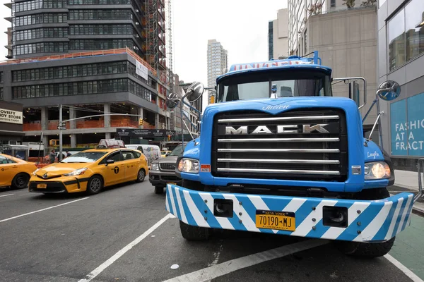 Caminhão e carros na rua em Manhattan — Fotografia de Stock