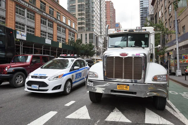 Camión y coches en la calle en Manhattan — Foto de Stock