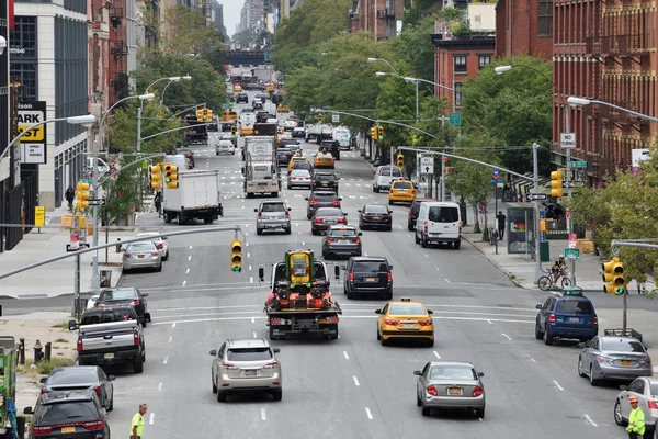 Caminhão e carros na rua em Manhattan — Fotografia de Stock