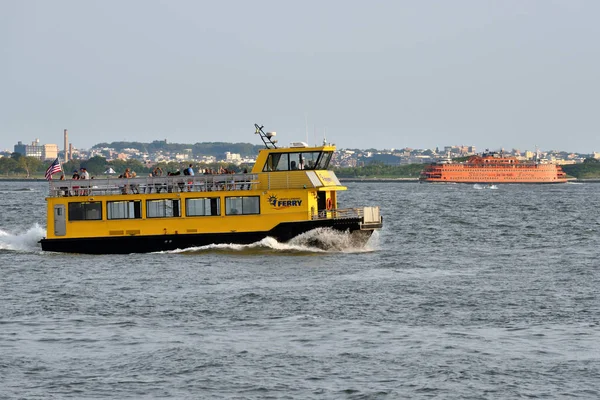 Łódki brodu na rzece Hudson — Zdjęcie stockowe