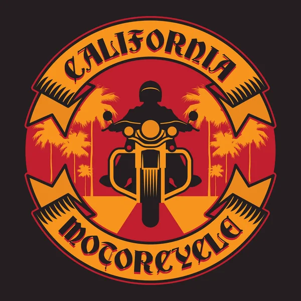 Байкер на мотоцикле, этикетка с текстом California Motorcycle — стоковый вектор