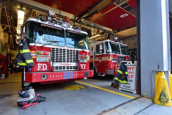 FDNY brandweerwagen geparkeerd in de brandweerkazerne — Stockfoto
