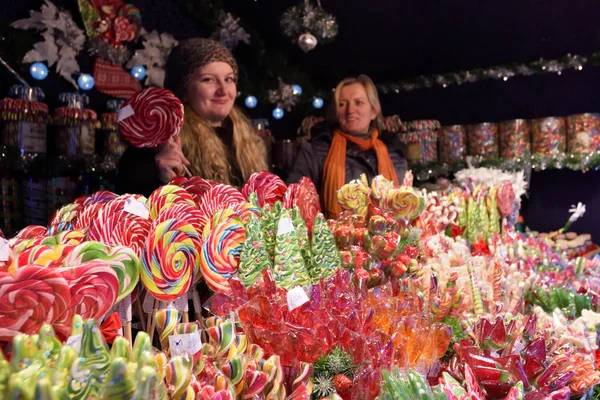 İnsanlar yıllık geleneksel Noel Fuar Gıda ticaret