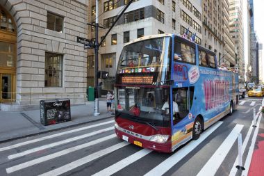 Turist otobüsü aşağı Manhattan içinde