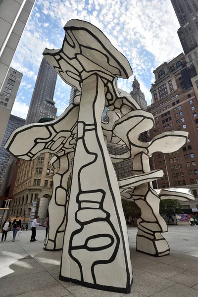 Jean Dubuffet - Grupo de esculturas de Quatro Árvores na parte inferior de Manhattan — Fotografia de Stock